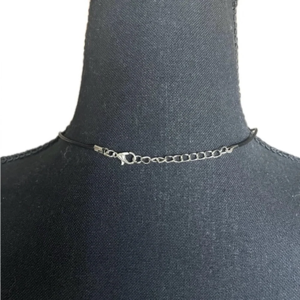 Elegant Green Teardrop Pendant Necklace- black leather cord. New. - Picture 5 of 6